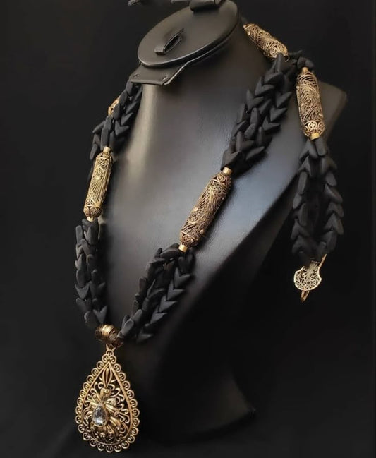 Le Skhab Algérien: LE bijou parfumé au coeur de la tradition